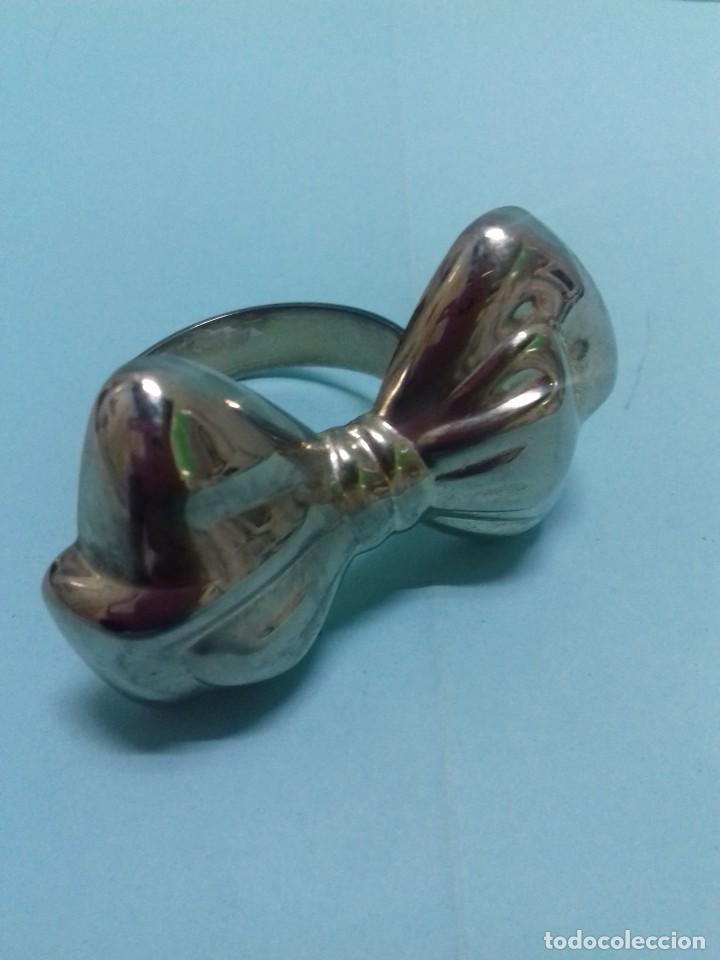Segunda mano: Servilletero plateado con forma de lazo - Foto 1
