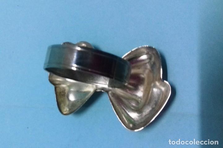 Segunda mano: Servilletero plateado con forma de lazo - Foto 2