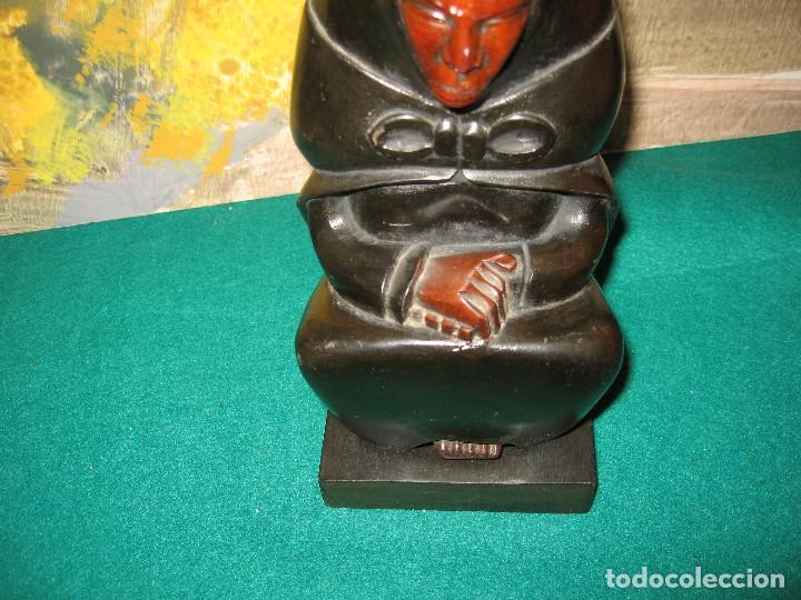 Segunda mano: MUJER CON NI&Ntilde;O SOBRE LA ESPALDA - Foto 2