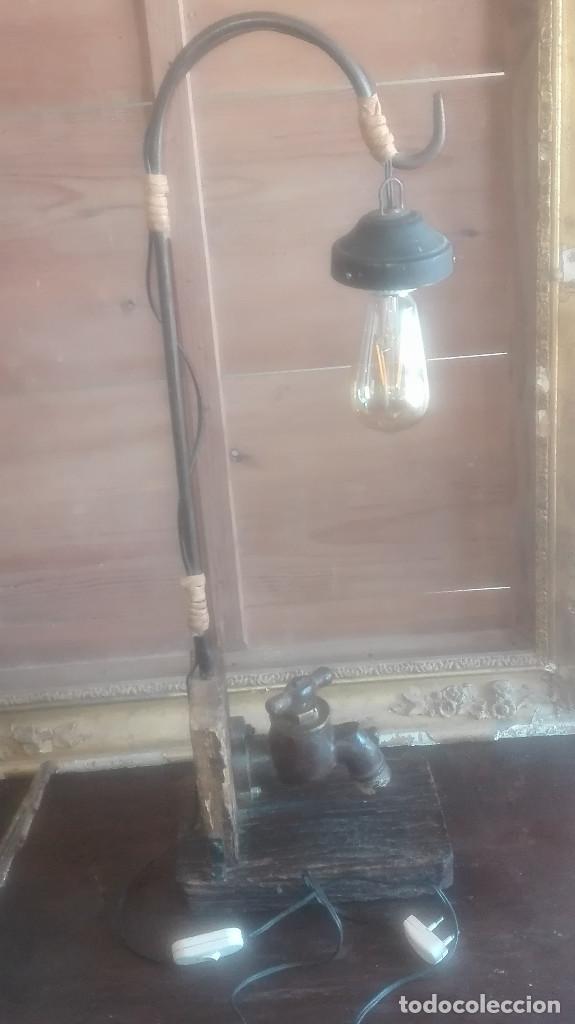 Segunda mano: l&aacute;mpara artesanal de metal y madera - Foto 1