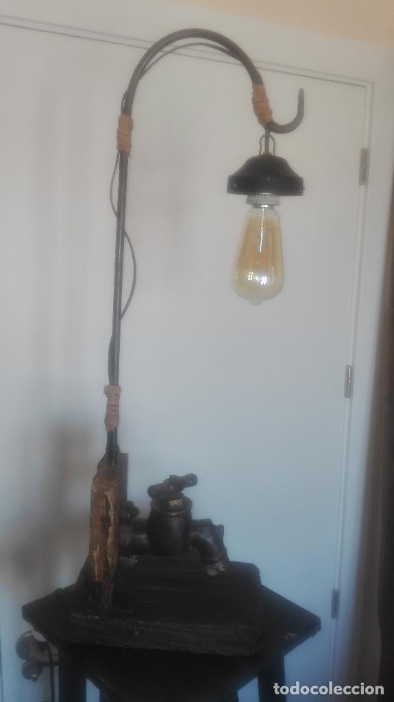 Segunda mano: l&aacute;mpara artesanal de metal y madera - Foto 2