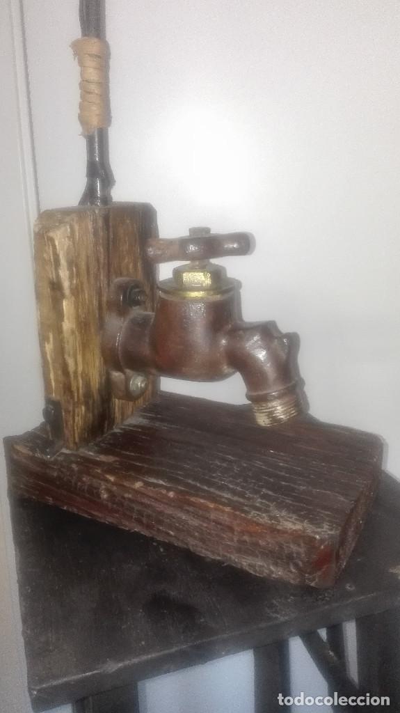 Segunda mano: l&aacute;mpara artesanal de metal y madera - Foto 3