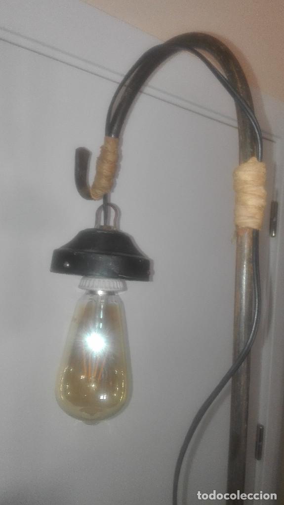 Segunda mano: l&aacute;mpara artesanal de metal y madera - Foto 4