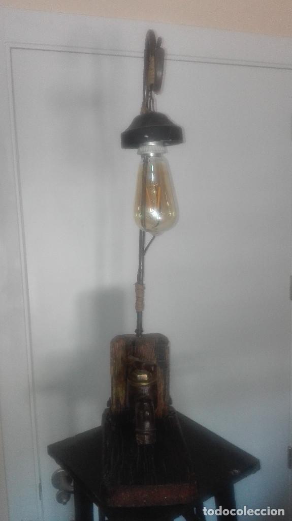 Segunda mano: l&aacute;mpara artesanal de metal y madera - Foto 5