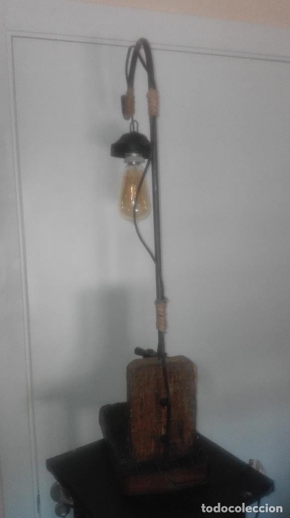 Segunda mano: l&aacute;mpara artesanal de metal y madera - Foto 6
