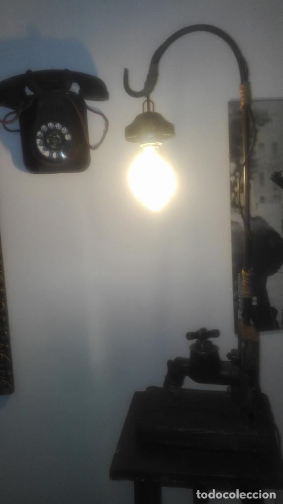 Segunda mano: l&aacute;mpara artesanal de metal y madera - Foto 7