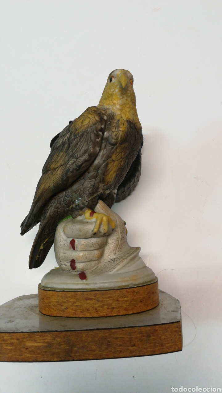 Segunda mano: &Aacute;guila real de resina - Foto 1