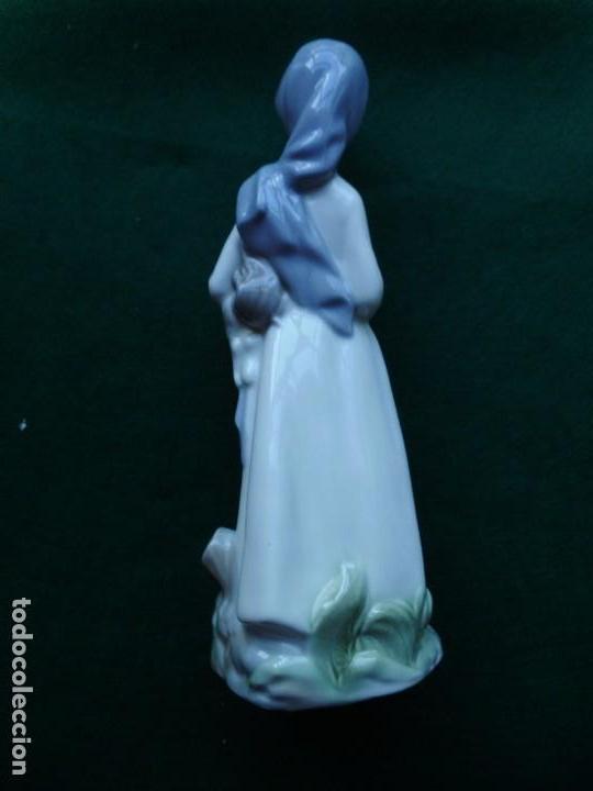 Segunda mano: FIGURA DAMA CON PERRO SIN SELLO 27 CM APROX - Foto 2