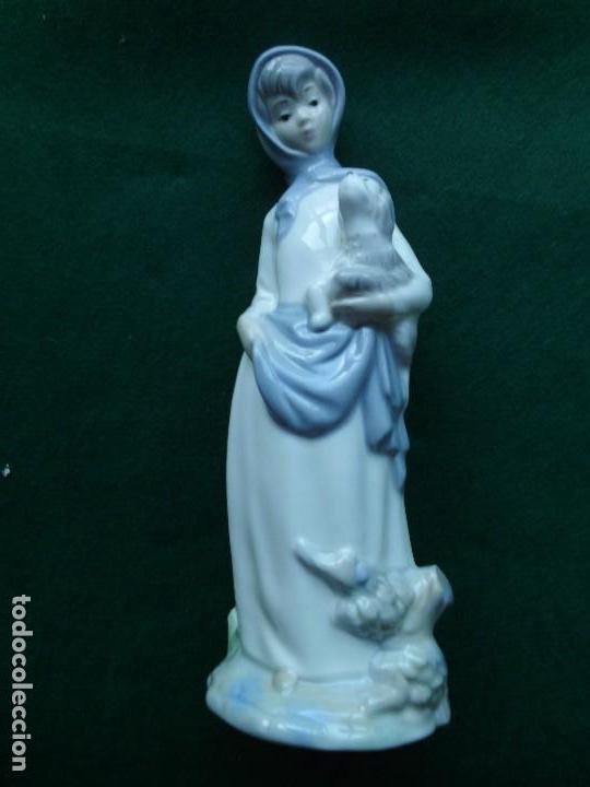 Segunda mano: FIGURA DAMA CON PERRO SIN SELLO 27 CM APROX - Foto 1