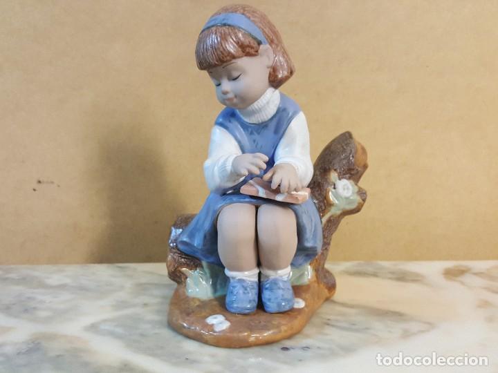 Segunda mano: Figura de Ni&ntilde;a sentada sobre tronco - Foto 1