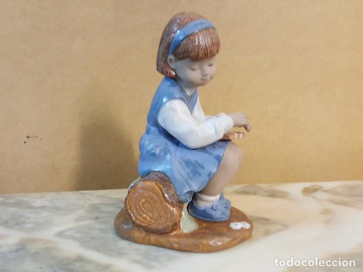 Segunda mano: Figura de Ni&ntilde;a sentada sobre tronco - Foto 2