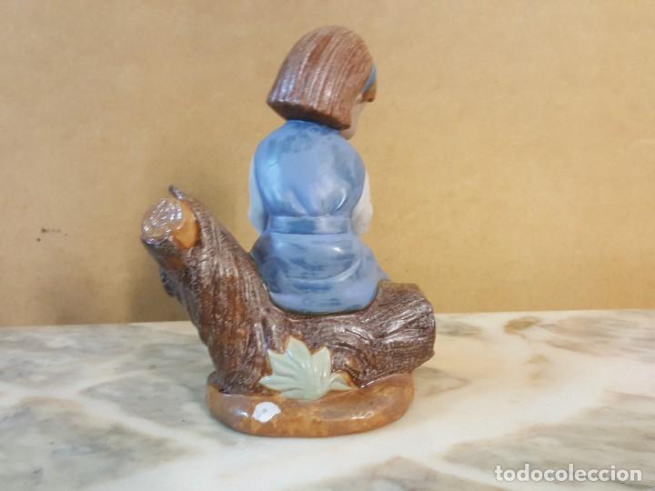 Segunda mano: Figura de Ni&ntilde;a sentada sobre tronco - Foto 3