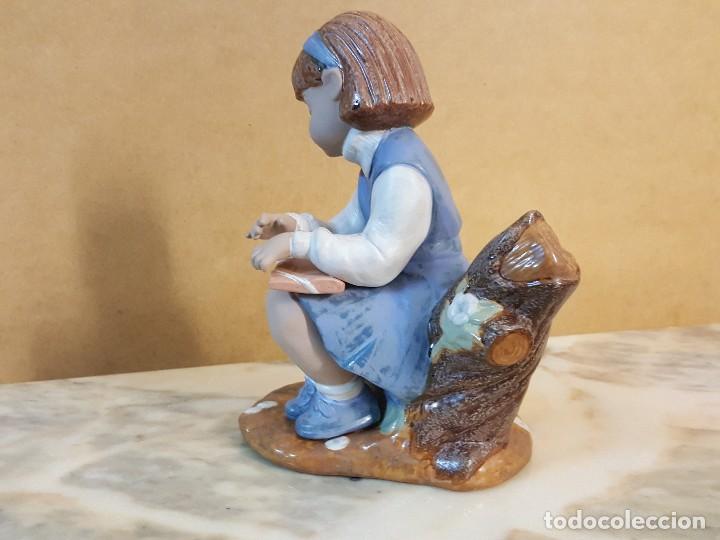 Segunda mano: Figura de Ni&ntilde;a sentada sobre tronco - Foto 4