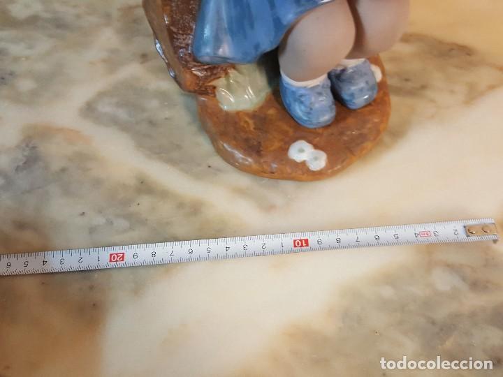 Segunda mano: Figura de Ni&ntilde;a sentada sobre tronco - Foto 5