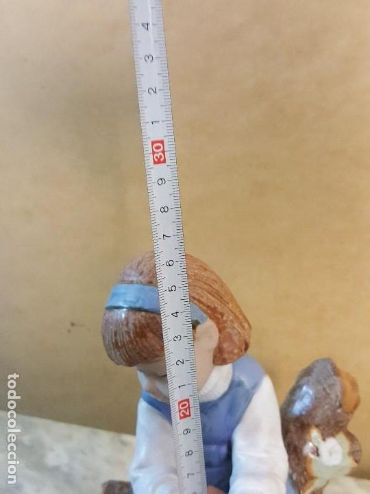 Segunda mano: Figura de Ni&ntilde;a sentada sobre tronco - Foto 6