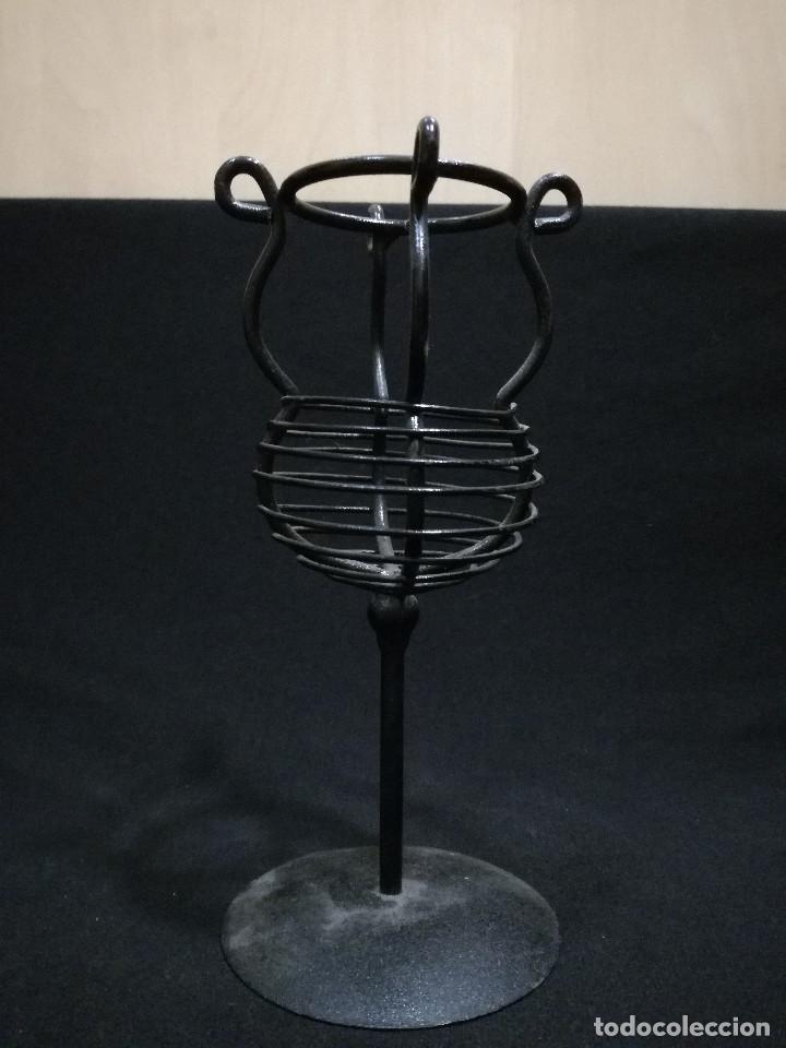 Segunda mano: PORTAVELAS CANDELABRO DE HIERRO - Foto 3