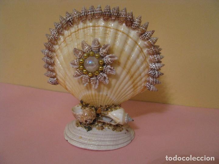 Segunda mano: BONITO SERVILLETERO HECHA DE CONCHAS. MIDE 12X11 CM. - Foto 1