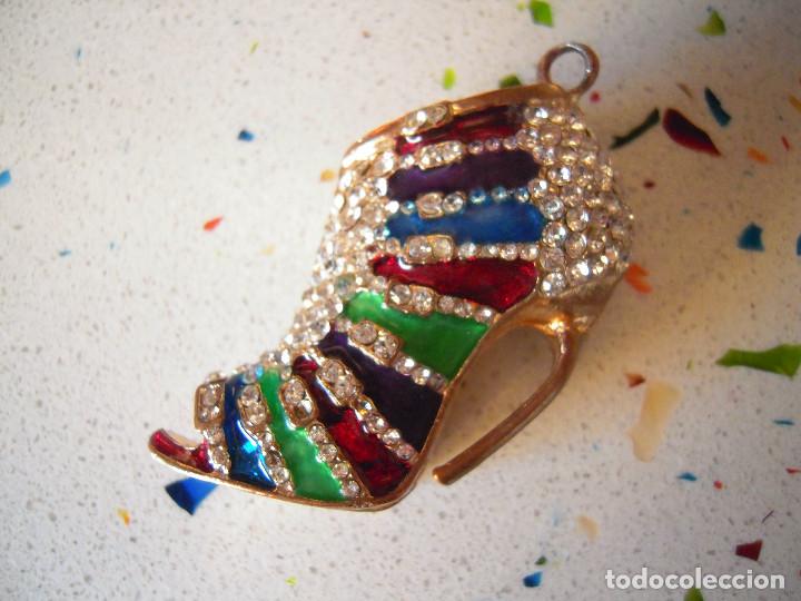 Segunda mano: Zapato tac&oacute;n multicolor para llavero - Foto 1