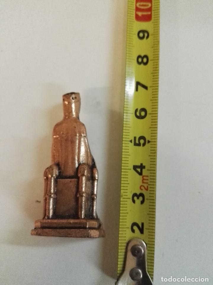 Segunda mano: Virgen de Montserrat de cobre - Foto 3