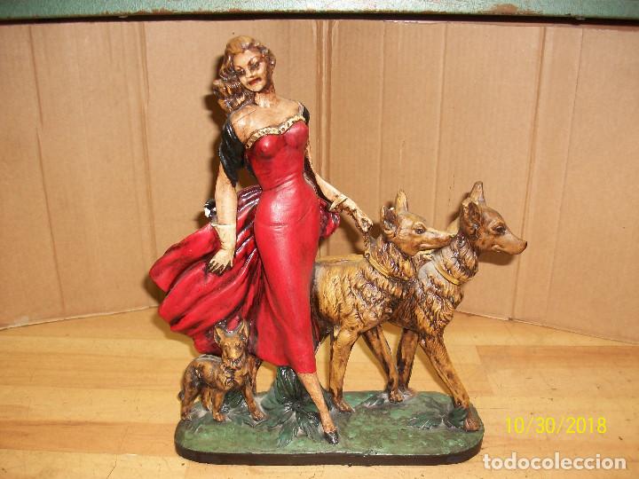 Segunda mano: ANTIGUA ESTATUA DE MUJER CON PERROS - Foto 1