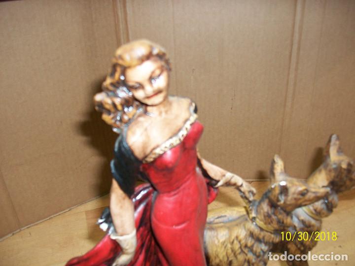 Segunda mano: ANTIGUA ESTATUA DE MUJER CON PERROS - Foto 2