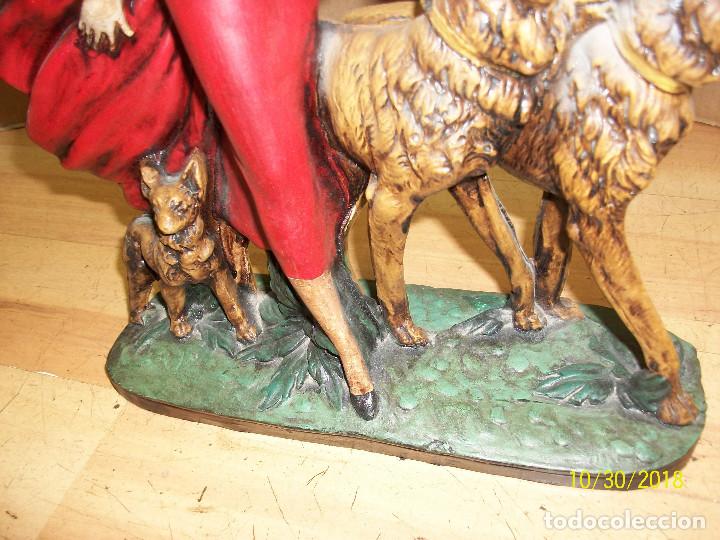 Segunda mano: ANTIGUA ESTATUA DE MUJER CON PERROS - Foto 3
