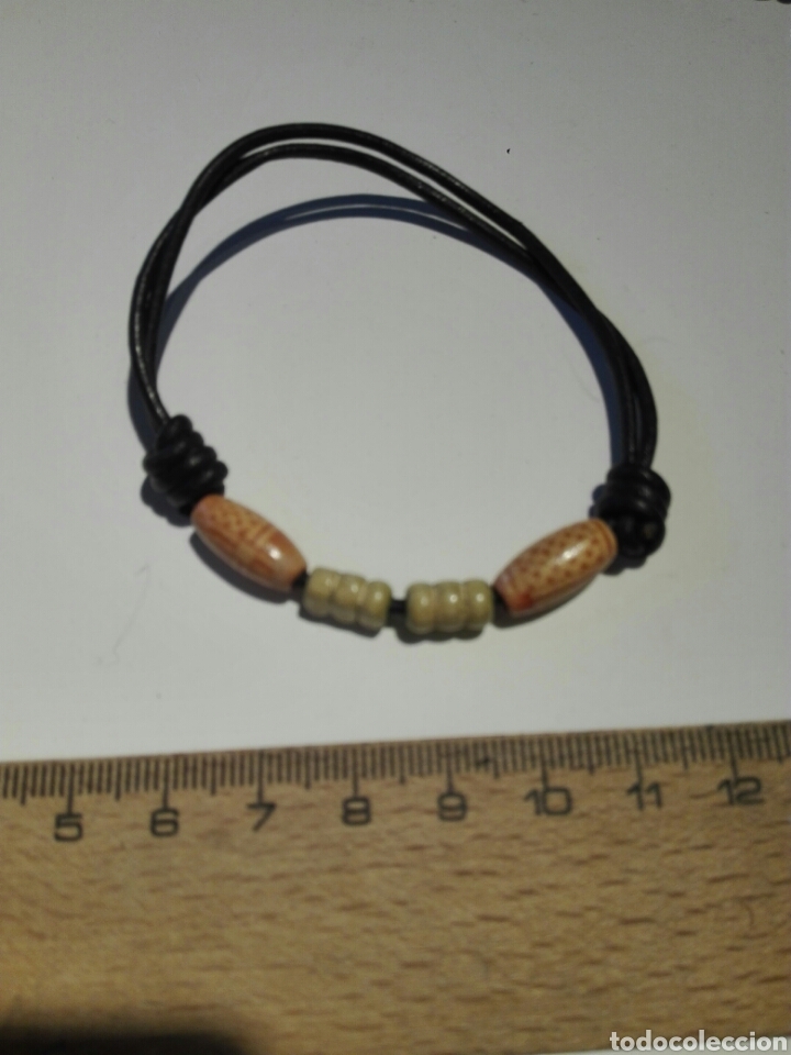 Segunda mano: PULSERA CUERO Y ABALORIOS MADERA. REGULABLE - Foto 1