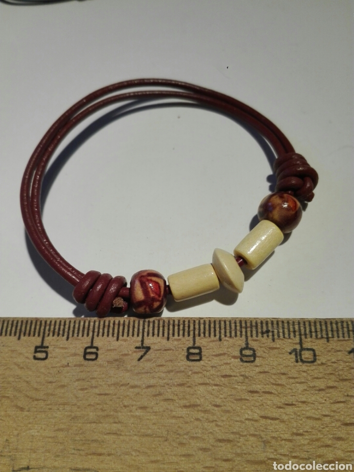 Segunda mano: PULSERA CUERO Y ABALORIOS MADERA. REGULABLE - Foto 1