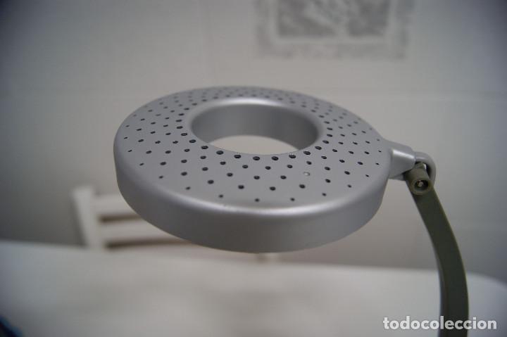 Segunda mano: Lampara sobremesa tipo flexo en gris en led - Foto 2