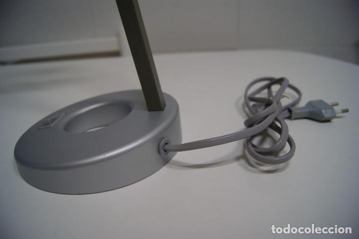 Segunda mano: Lampara sobremesa tipo flexo en gris en led - Foto 5