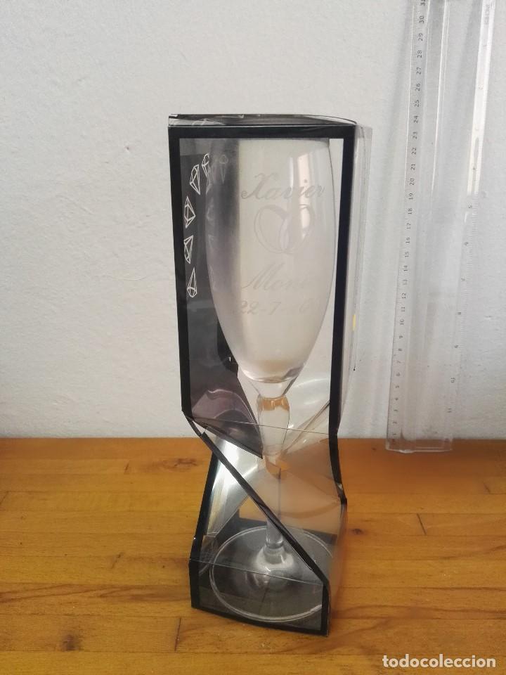 Segunda mano: Copa regalo de bodas del a&ntilde;o 2000 grabada al diamante - Foto 1