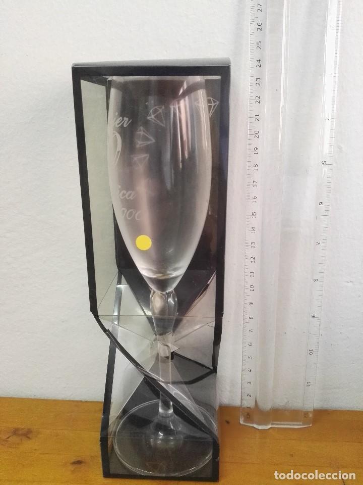Segunda mano: Copa regalo de bodas del a&ntilde;o 2000 grabada al diamante - Foto 2