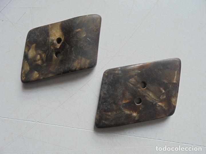 Segunda mano: 2 botones vinatge - Foto 1