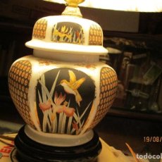 Segunda Mano: ANTIGUA LAMPARA ORIENTAL DE PORCELANA CON PINTURAS CHINAS O JAPON BASE MADERA 35 CMS