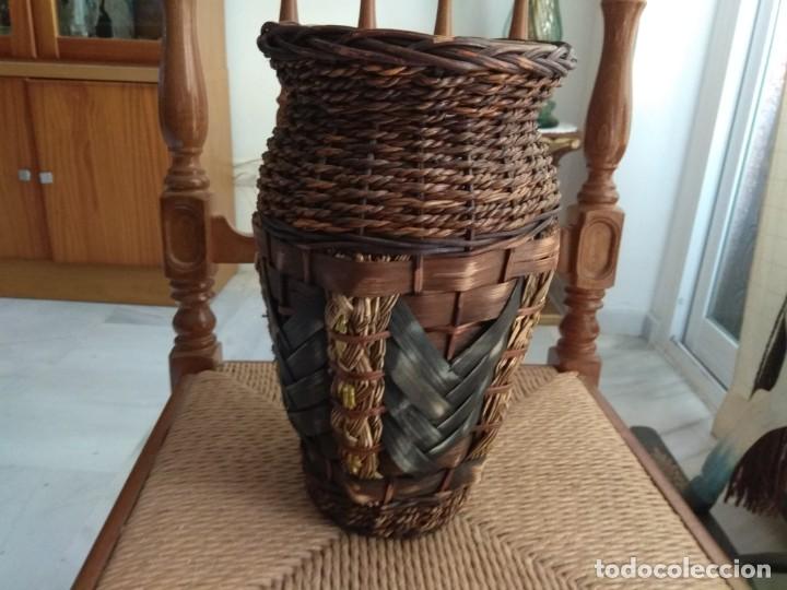 Segunda mano: JARRON FLORERO FORRADO DE MIMBRE - Foto 1