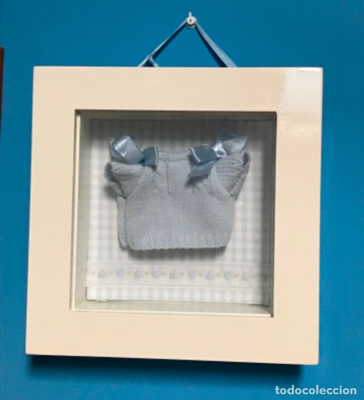 Segunda mano: Cuadro dormitorio bebe marca Pasito a Pasito vitrina expositora jersey azul - Foto 1
