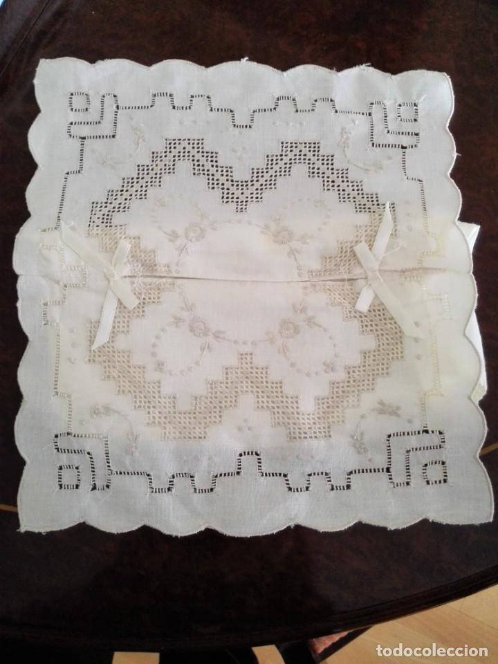 Segunda mano: FUNDA DE ENCAJE PARA CAJA DE PA&Ntilde;UELOS - Foto 1