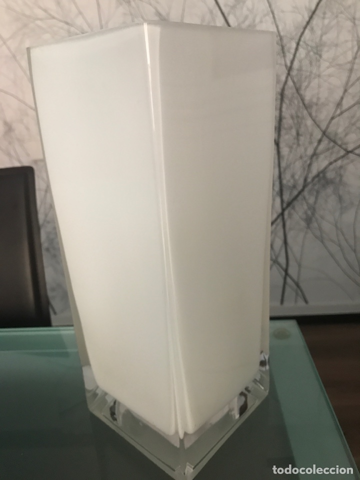 Segunda mano: Precioso florero de 30 cms de altura de cristal e interior blanco - Foto 2