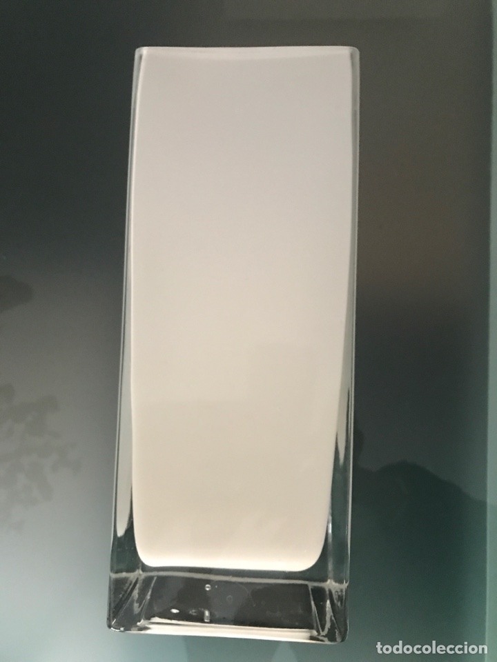 Segunda mano: Precioso florero de 30 cms de altura de cristal e interior blanco - Foto 3