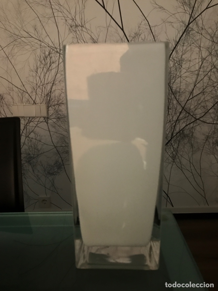 Segunda mano: Precioso florero de 30 cms de altura de cristal e interior blanco - Foto 1