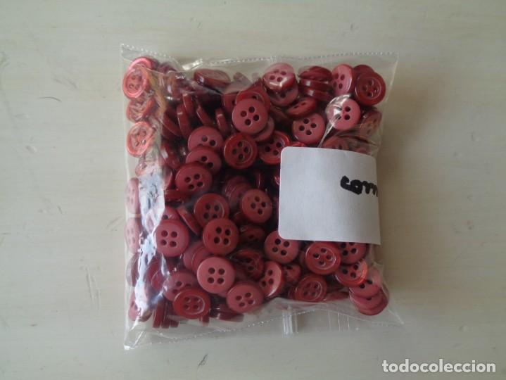 Segunda mano: LOTE DE UNOS 200 BOTONES DE NACAR TE&Ntilde;IDOS DE ROSA - Foto 1