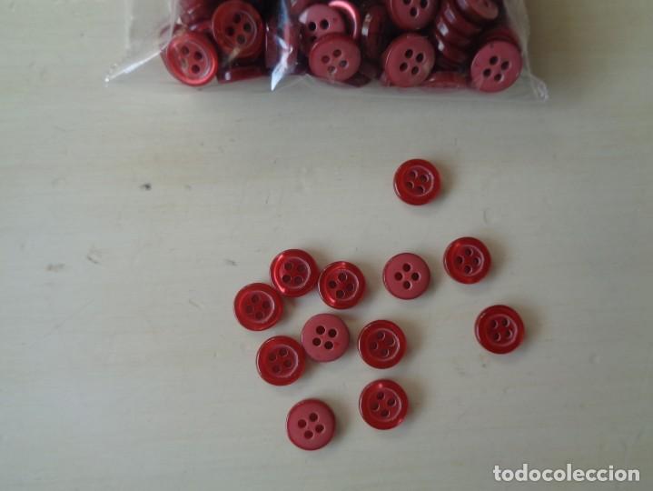 Segunda mano: LOTE DE UNOS 200 BOTONES DE NACAR TE&Ntilde;IDOS DE ROSA - Foto 2