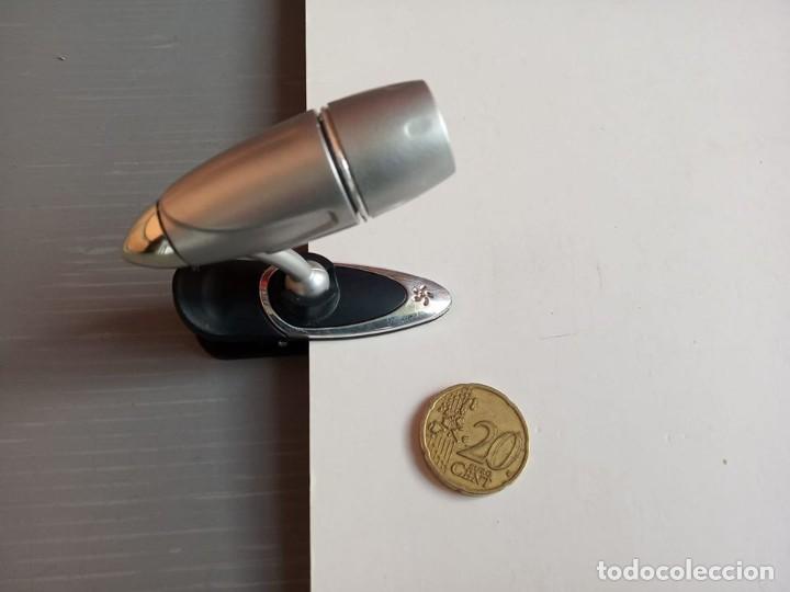 Segunda mano: Mini lampara pinzas sobre mesa - Foto 2
