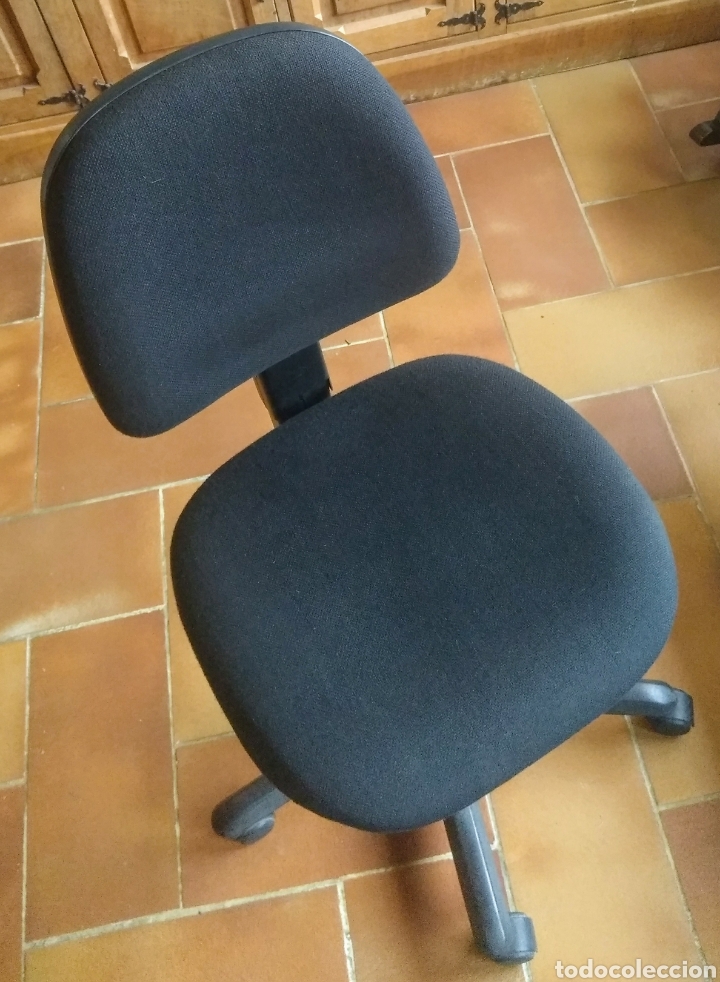 Segunda mano: Silla Dauphin. Giratoria negra. - Foto 2