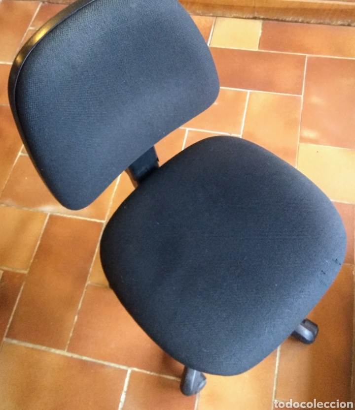 Segunda mano: Silla Dauphin. Giratoria negra. - Foto 2