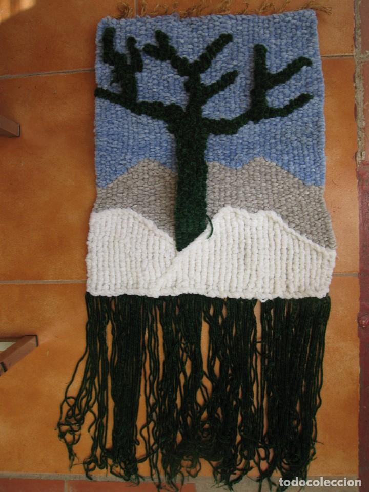 Segunda mano: Tapiz de lana en macrame 1960. 74 x 37 cm. - Foto 1