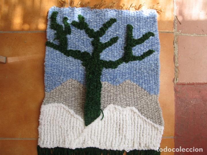 Segunda mano: Tapiz de lana en macrame 1960. 74 x 37 cm. - Foto 2