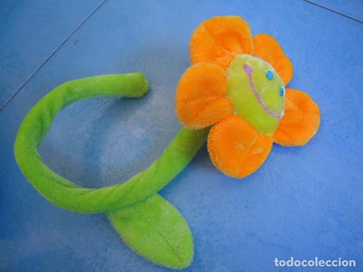 Segunda mano: Peque&ntilde;a flor de felpa - Foto 1