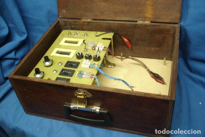 Segunda mano: ANTIGUA CAJA DE MADERA CON INSTRUMENTOS DE MEDIDA - Foto 1