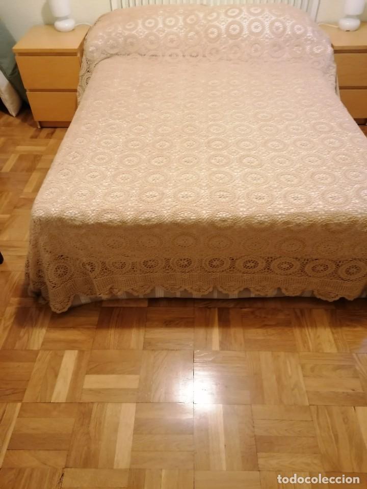Segunda mano: COLCHA ARTESANA DE GANCHILLO COLOR BEIGE - Foto 1
